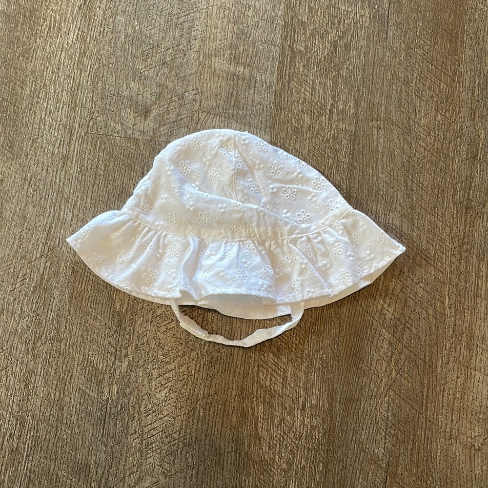 Osh Kosh White Baby Eyelet Bucket/Sun Hat 12-24M